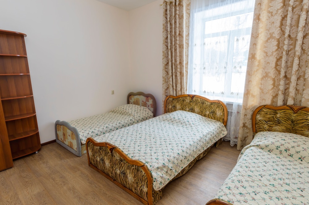 Economy Triple Room, 3 Twin Beds, Shared Bathroom