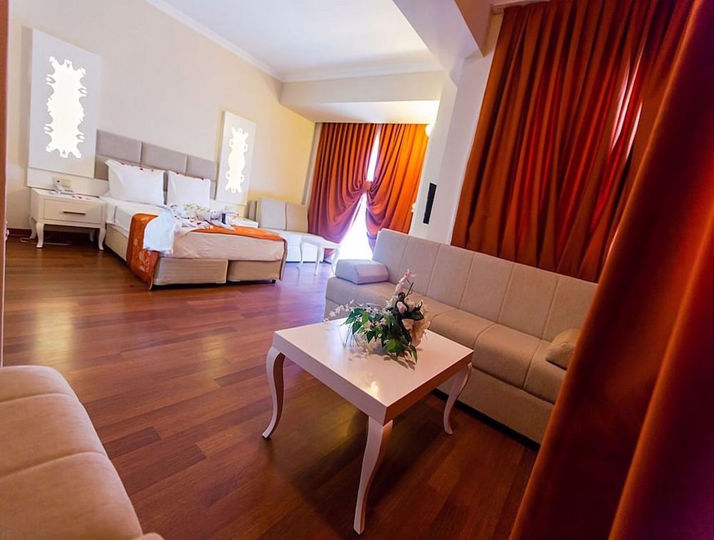 Standard Double Room with Balcony Mountain or Pool View photo 1
