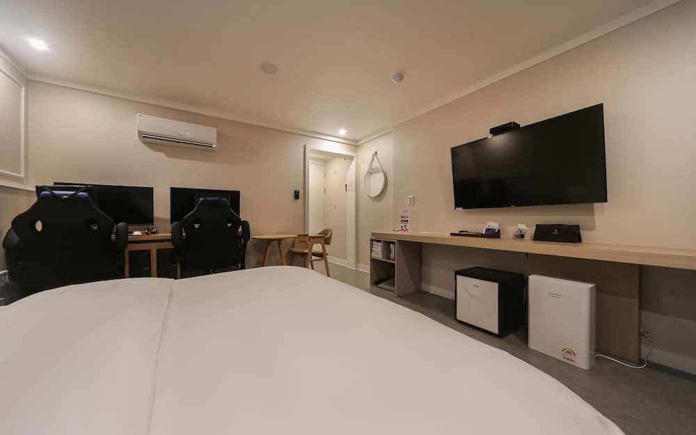 Room (Suite-service breakfast/gaming chair )