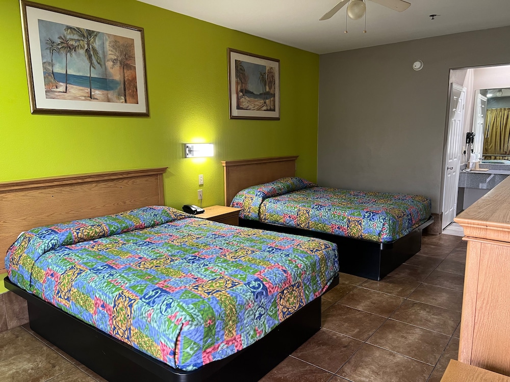 Deluxe Room, 2 Queen Beds, Smoking - Photo 1