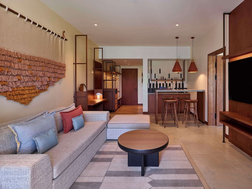 Suite, 1 King Bed, Balcony