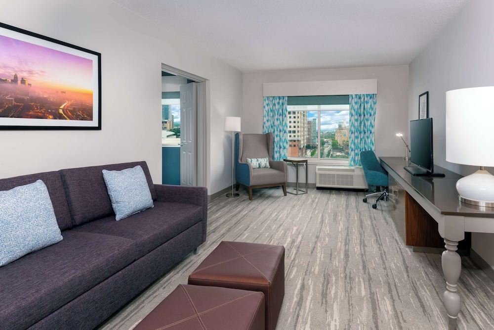 Suite, 1 King Bed - Photo 2