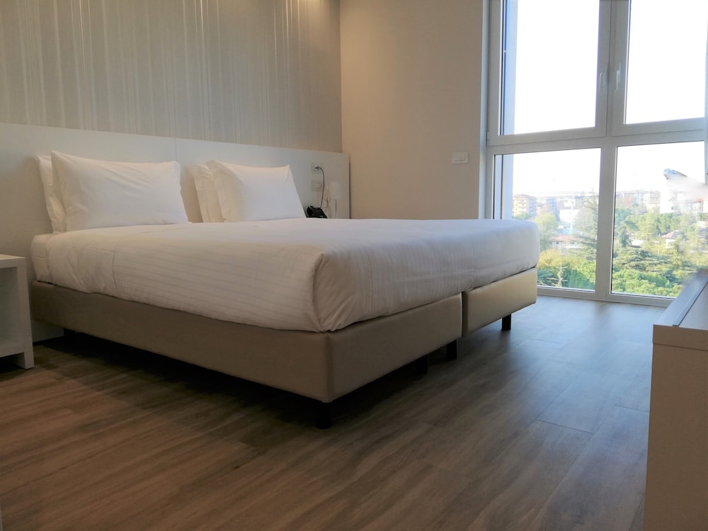 Standard Double Room, Accessible - Photo 4