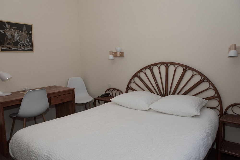Standard Double Room - Photo 15