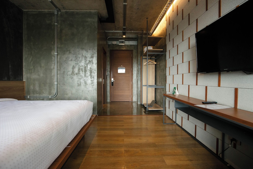 Loft King Bed - Photo 8