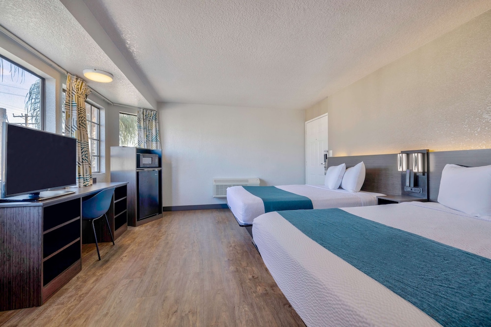 Deluxe Room, 2 Double Beds, Non Smoking, Refrigerator photo 3