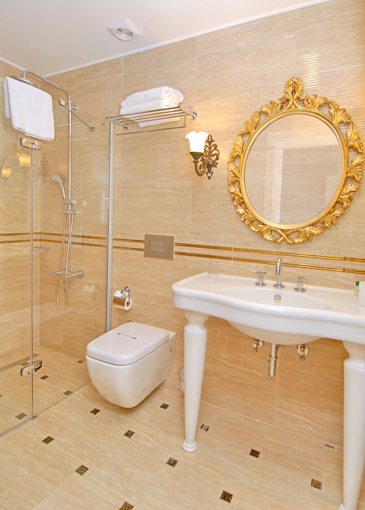 Deluxe Double Twin Room - Photo 10