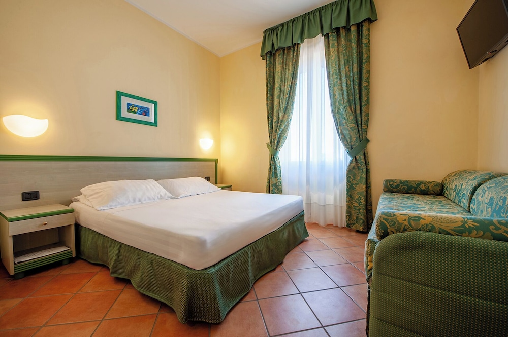 Economy Room, 1 King Bed, Ground Floor - Photo 1