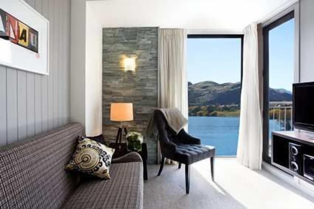 Suite, 1 King Bed - Photo 2