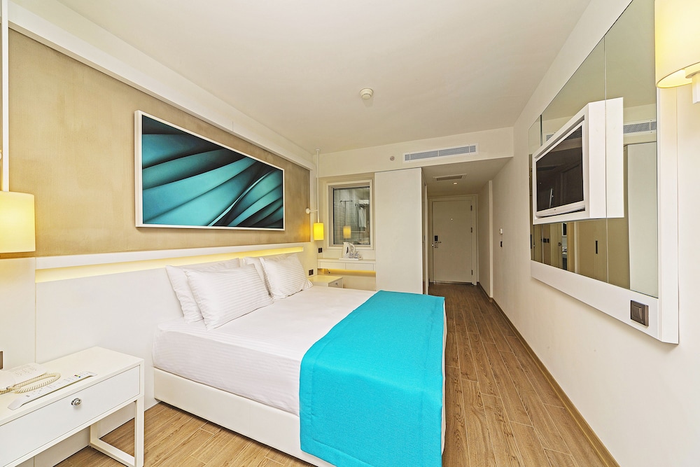 Standard Double or Twin Room, Partial Sea View photo 2