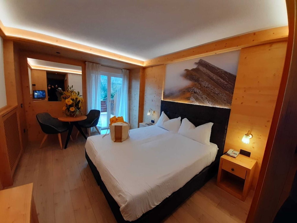Classic Double or Twin Room, Balcony, Lake View photo 2