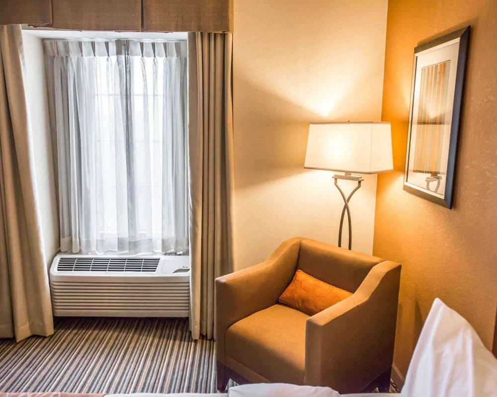 Standard Room, Multiple Beds, Non Smoking - Photo 10