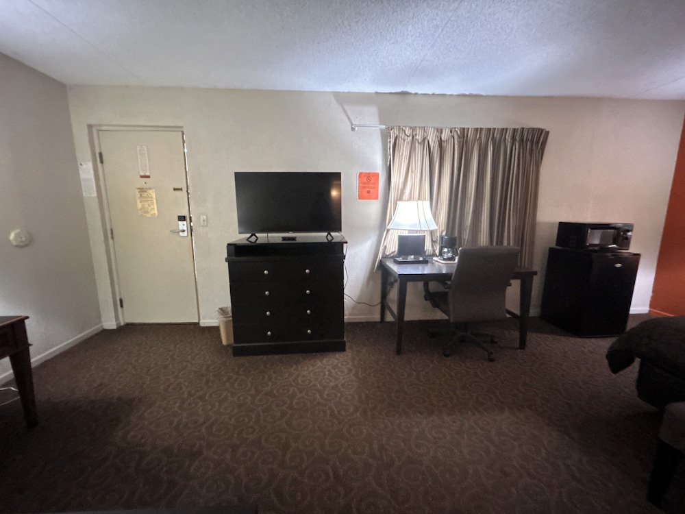 Suite, 1 King Bed, Hot Tub photo 2