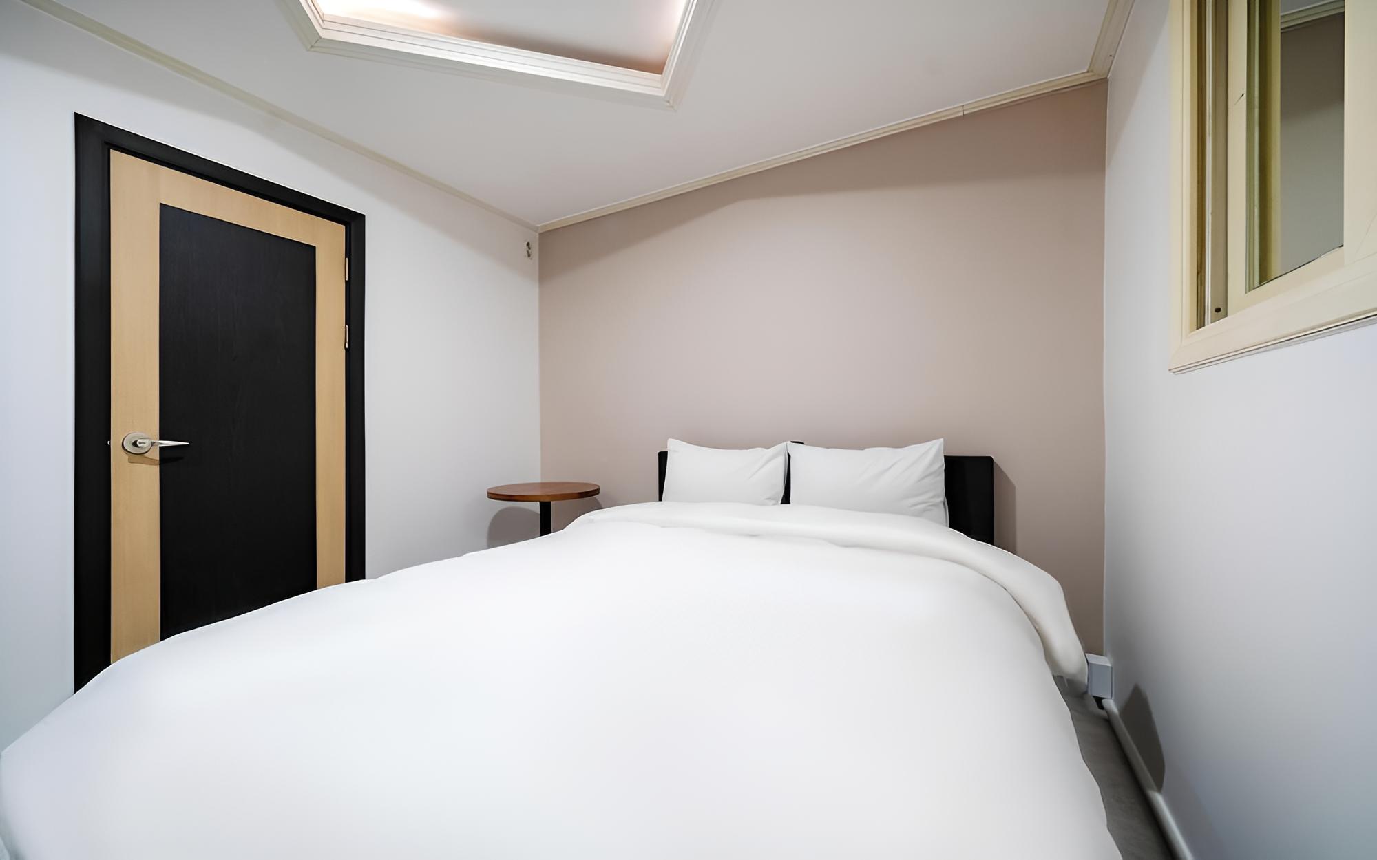 Room (Standard (no parking 1pc Netflix Disn) - Photo 1