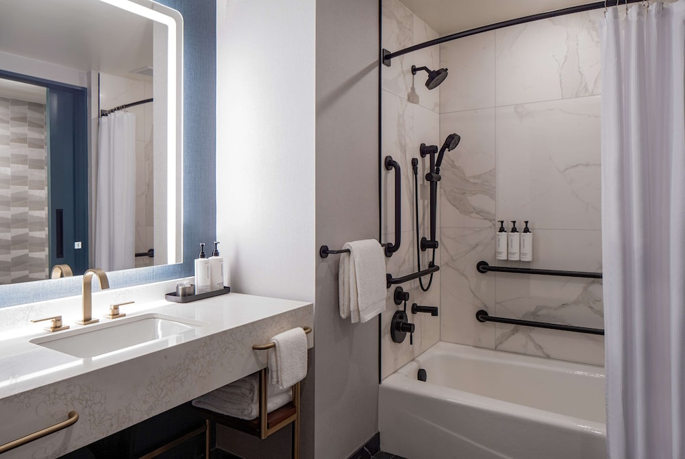 Room, 2 Queen Beds, Bathtub - Photo 6