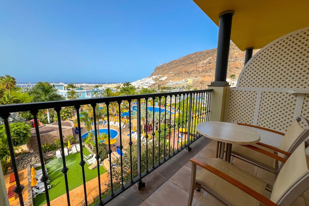 Double Room, Pool View (2 Adults + 1 Child) thumbnail 5