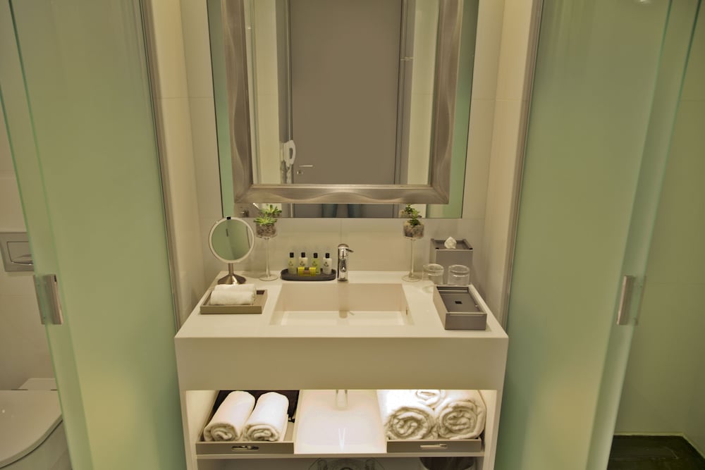 Premium Twin Room with Ocean View thumbnail 5