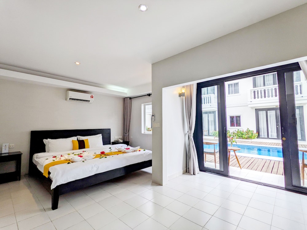 Deluxe Pool View with Private Balcony photo 2