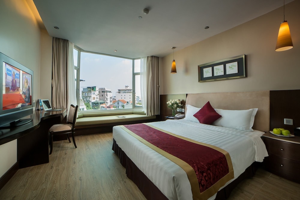 Superior Double Room, 1 King Bed (City View) photo 2