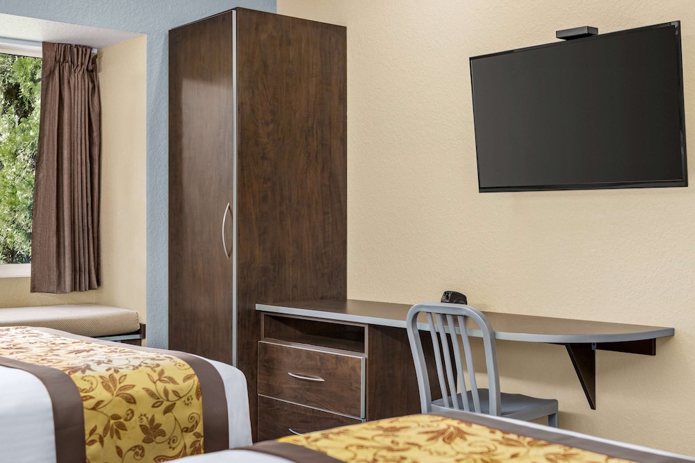 Room, 2 Queen Beds, Non Smoking - Photo 3