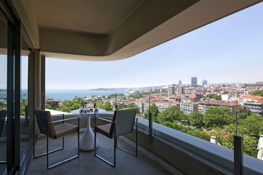 Bosphorus Suite with Balcony, Lounge Access