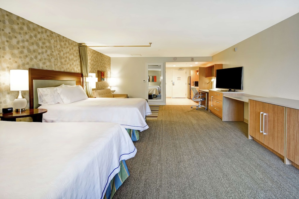 Studio, 2 Queen Beds with Sofa bed, Accessible (Roll-in Shower) photo 2