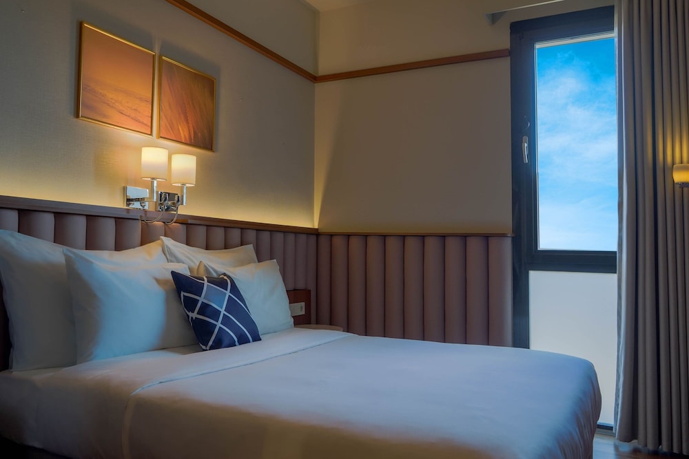 Standard Room, 1 King Bed, Non Smoking - Photo 3