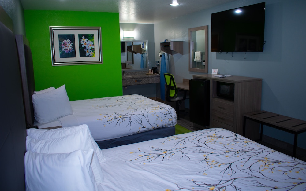 Standard Double Room, 2 Queen Beds, Smoking photo 2