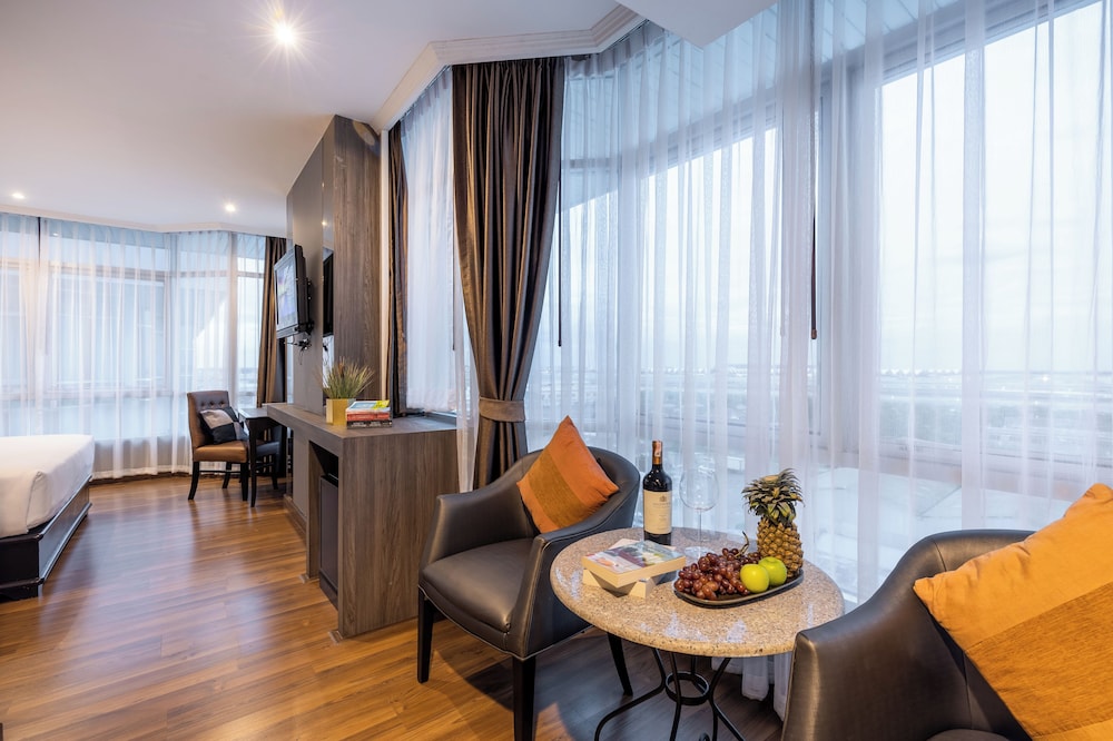 Deluxe Room Airport View - Photo 3