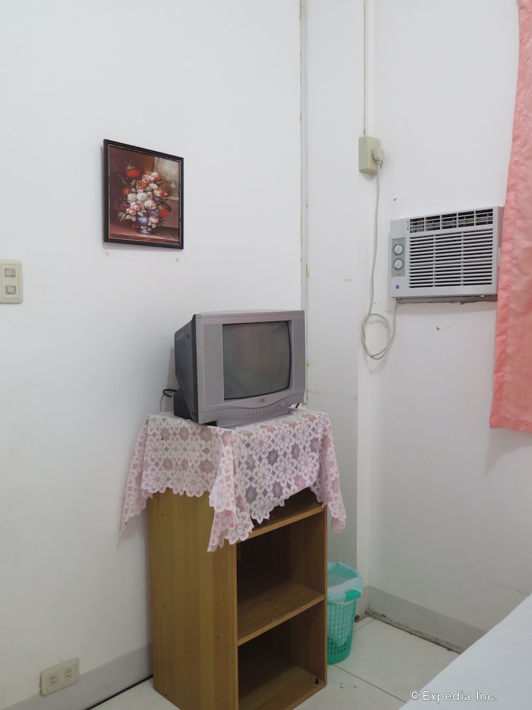 Economy Single Room, 1 Queen Bed photo 3