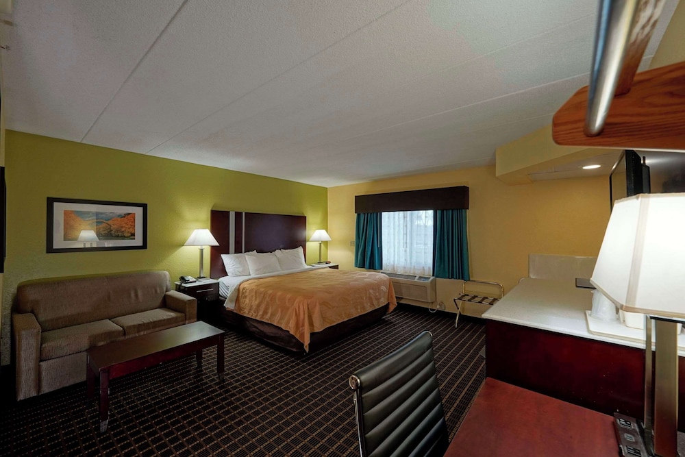 Suite, 1 King Bed with Sofa bed, Non Smoking, Hot Tub - Photo 2