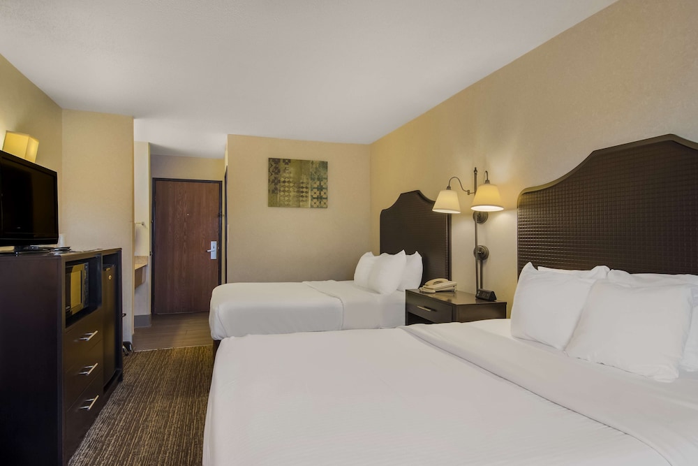 Standard Room, 2 Queen Beds, Non Smoking, Refrigerator & Microwave - Photo 6