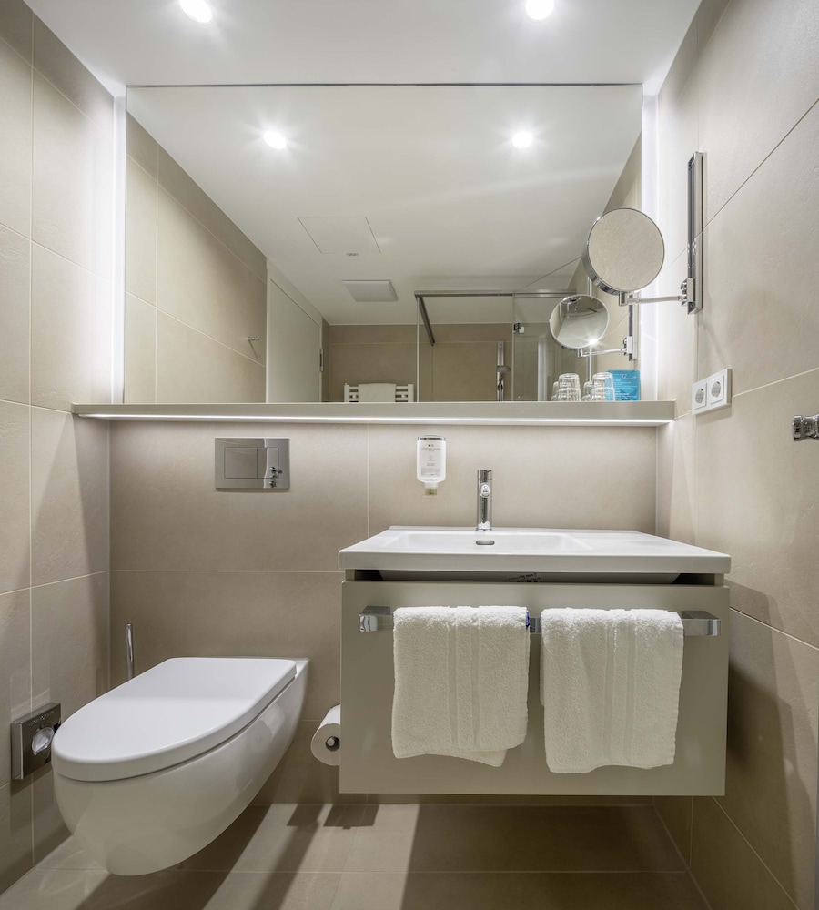 Economy Double Room, Non Smoking, Aircondition, Queen Bed photo 2