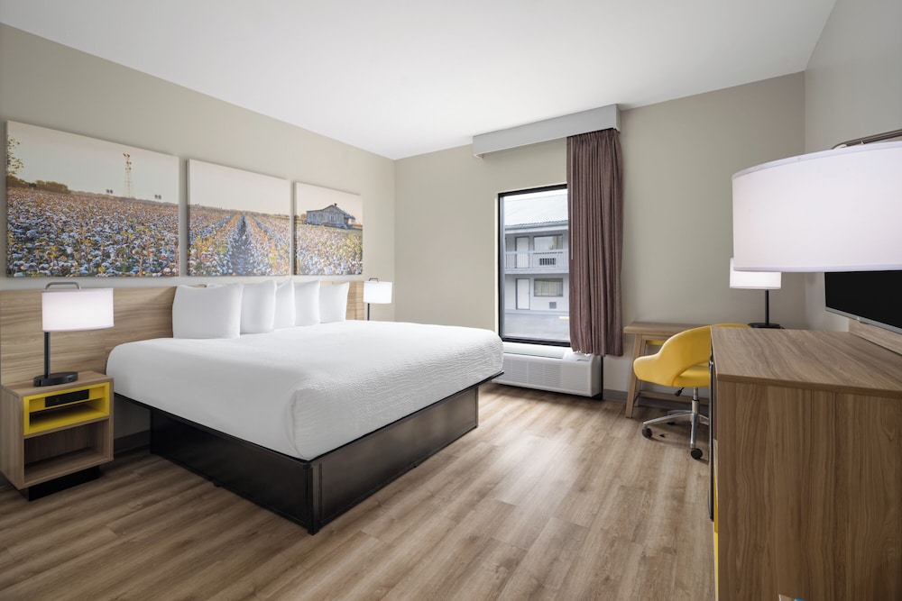 Deluxe Room, 1 King Bed, Non Smoking - Photo 4