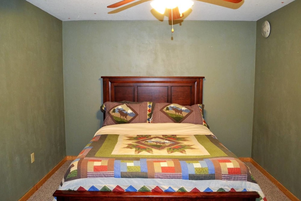 Cabin, Multiple Beds (Comfy mountain home near EVERYTHING y) photo 1