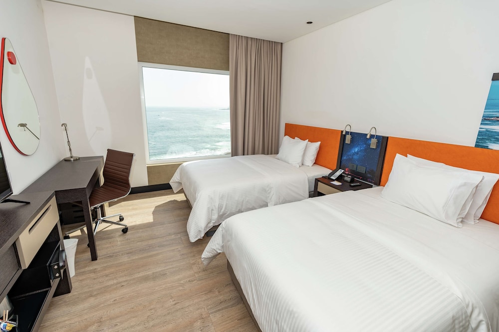 Room, 2 Twin Beds, Ocean View - Photo 4