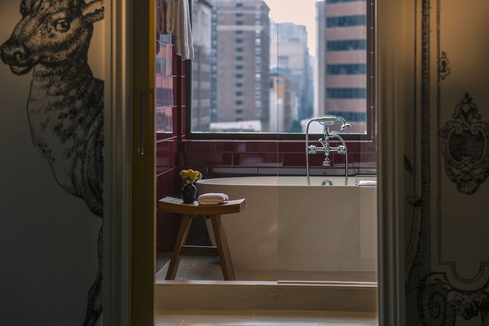 Premium King Room with Soaking Tub and Shower thumbnail 6