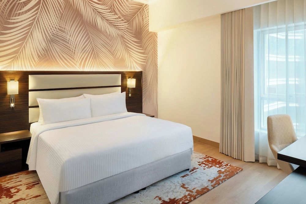 Executive Suite, 1 King Bed, Non Smoking, Pool View