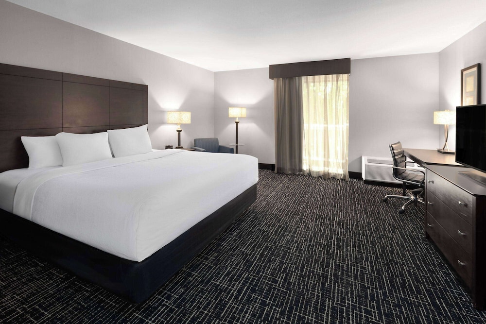Deluxe Room, 1 King Bed, Non Smoking - Photo 3