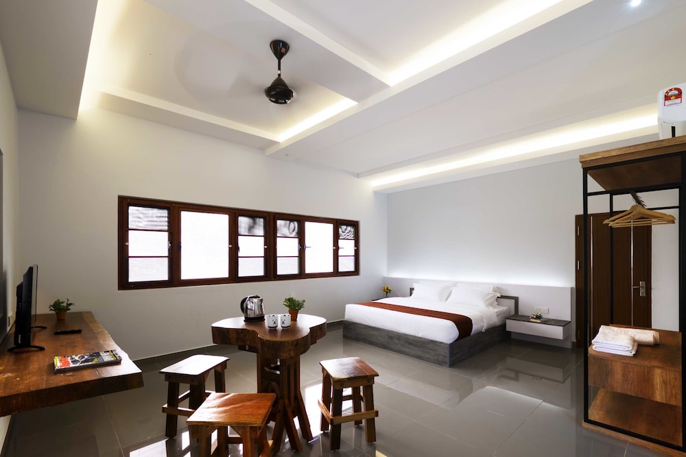 Contemporary Premier Room photo 1