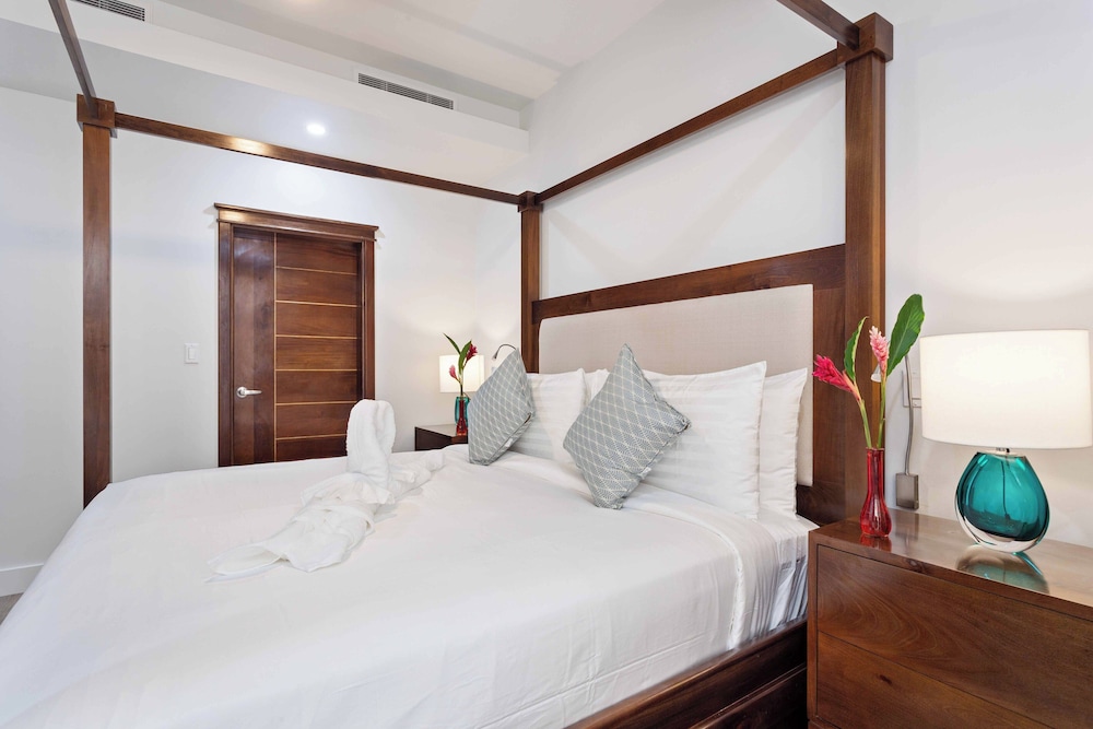 Luxury Condo, 2 Bedrooms, Beachfront photo 1