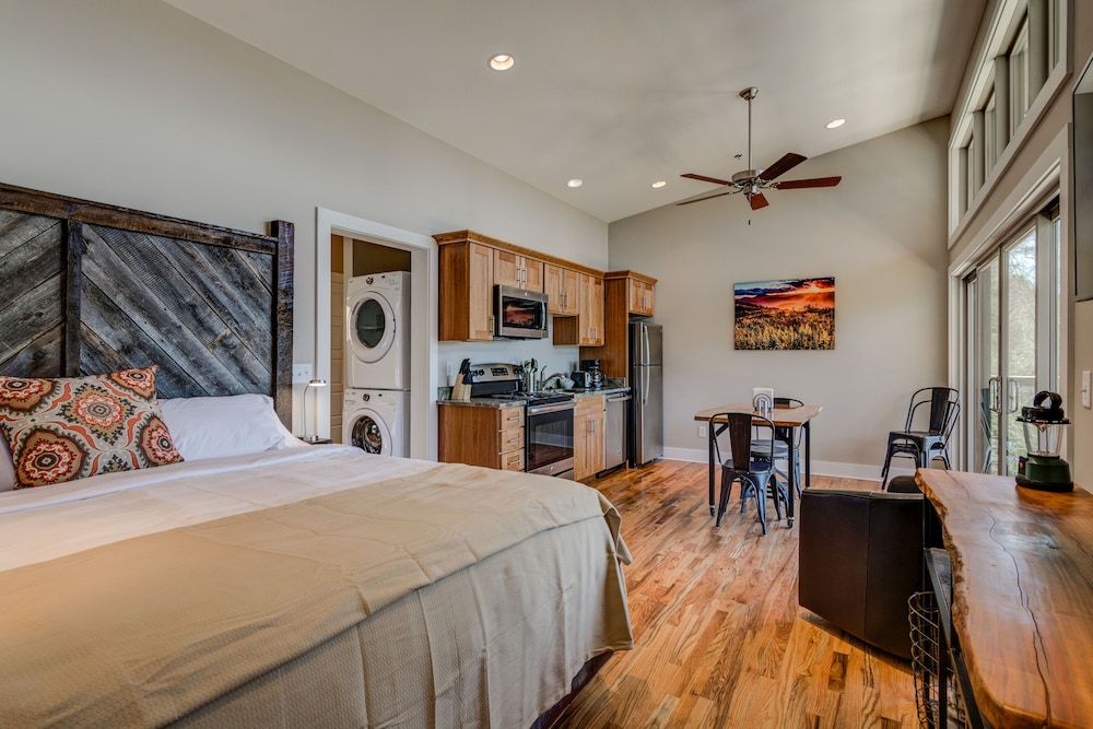 Luxury Studio Suite, 1 King Bed, Balcony, Mountainside photo 3