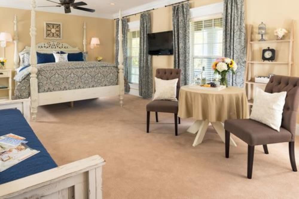 Suite, 1 King Bed, Garden View, Mezzanine (Sea Biscuit)