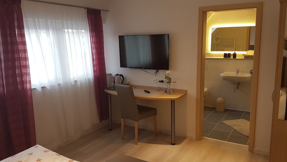Basic Double or Twin Room, Private Bathroom photo 1