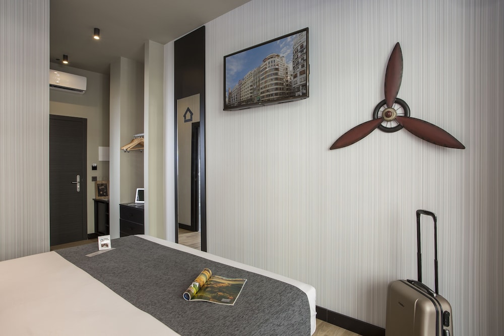 Premium Double Room thumbnail 6
