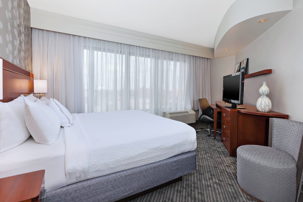 Suite, 1 Bedroom, Bathtub (Mobility/Hearing Accessible, Tub) photo 1
