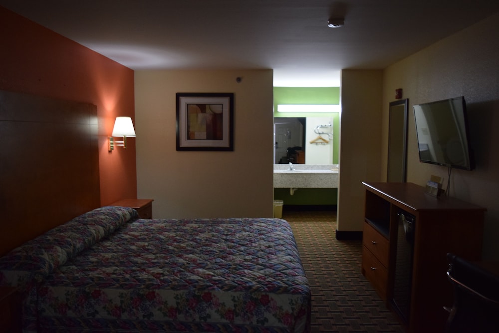 Standard Room, 1 King Bed, Non Smoking - Photo 2