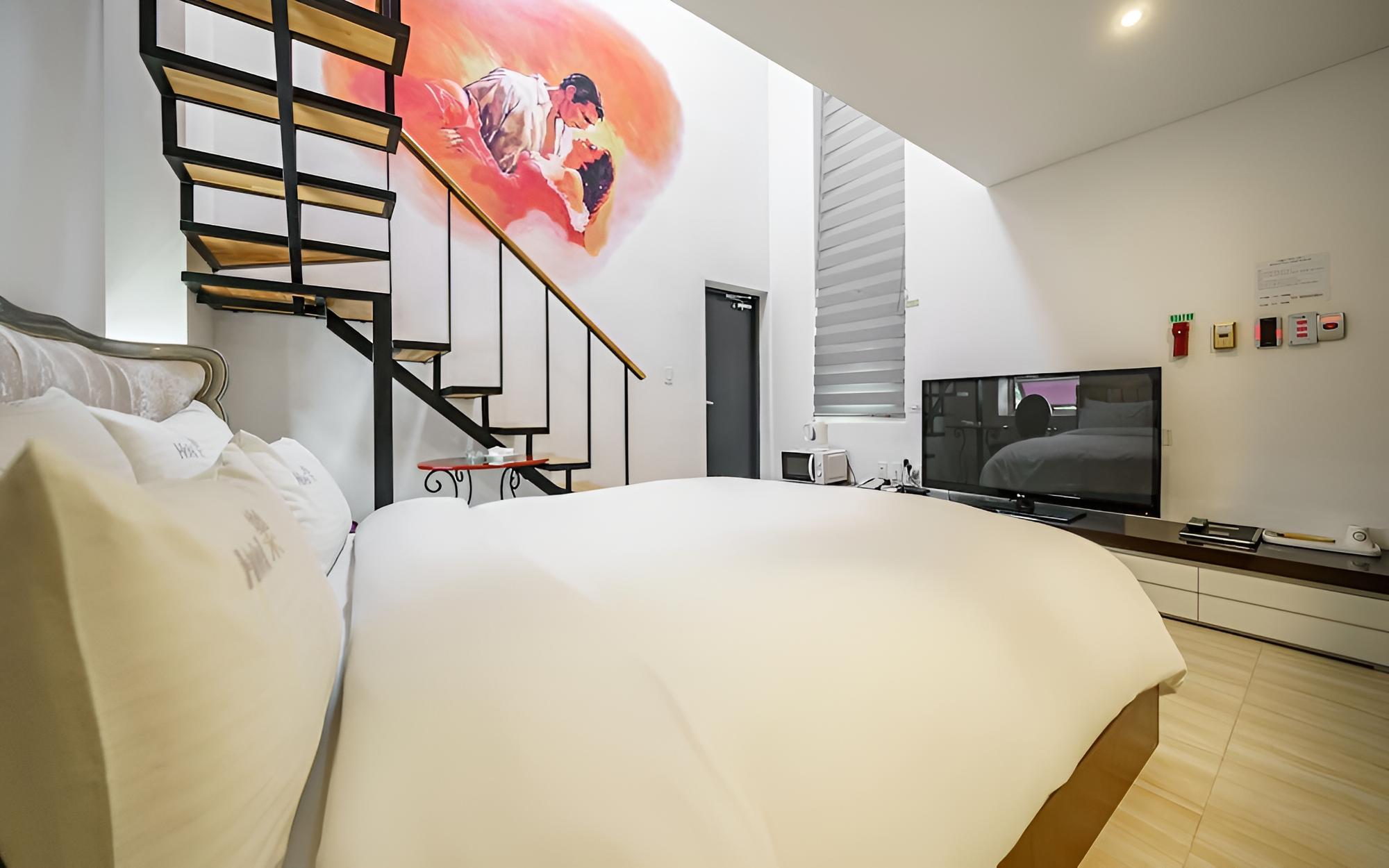 Room (Duplex) - Photo 2