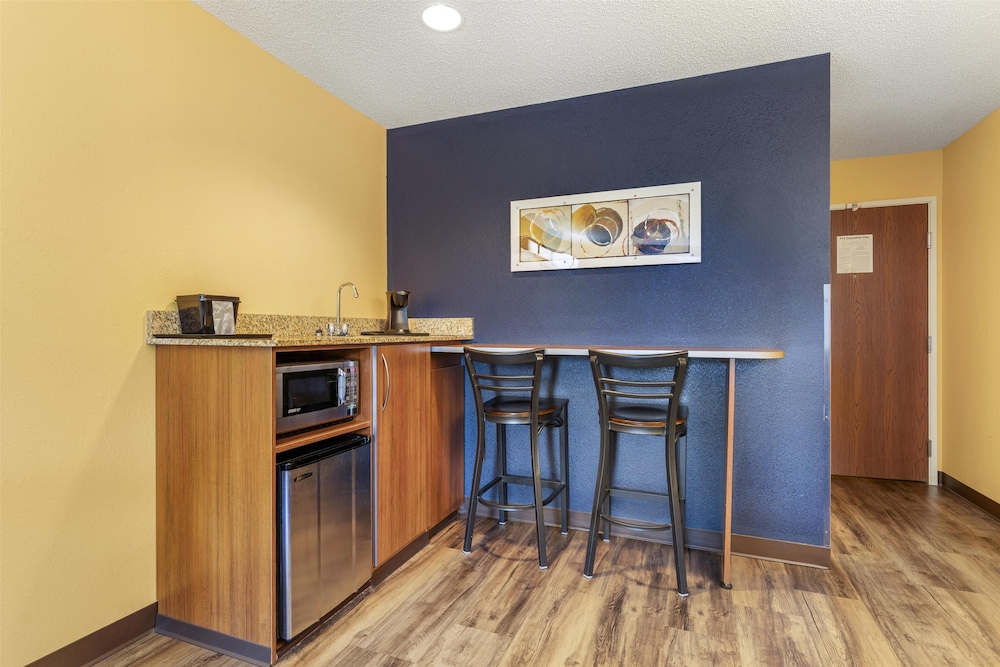 Suite, 1 King Bed, Non Smoking, Refrigerator & Microwave (with Single Sofabed;Larger Room) - Photo 4