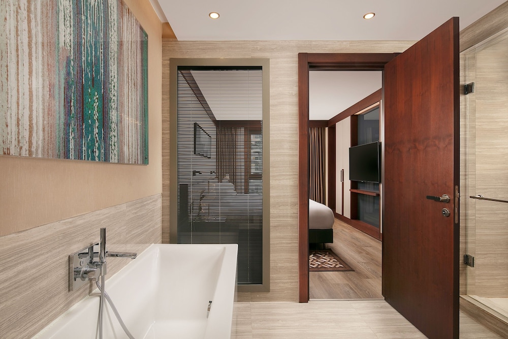 Junior Suite, 1 King Bed with Sofa bed thumbnail 6